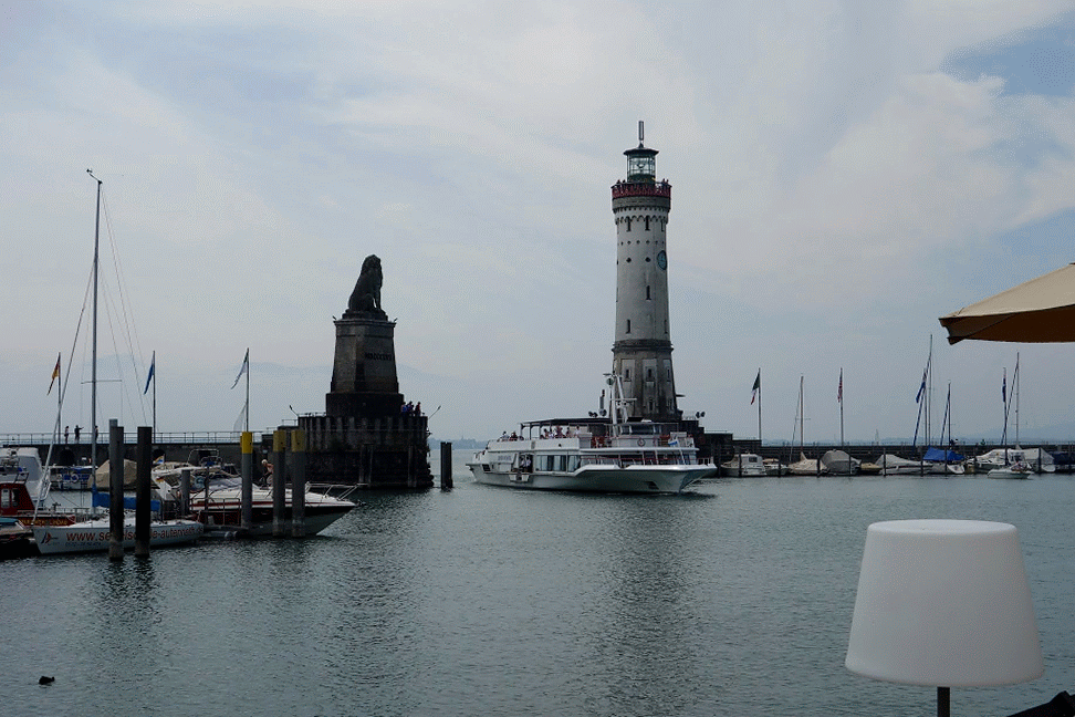 Harbour entrance with lighthouse and Bavarian Lion sculpture (Island of Lindau)